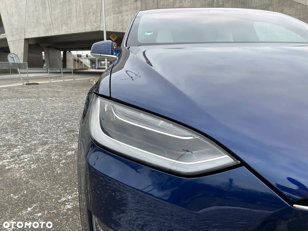 Tesla Model X - 12
