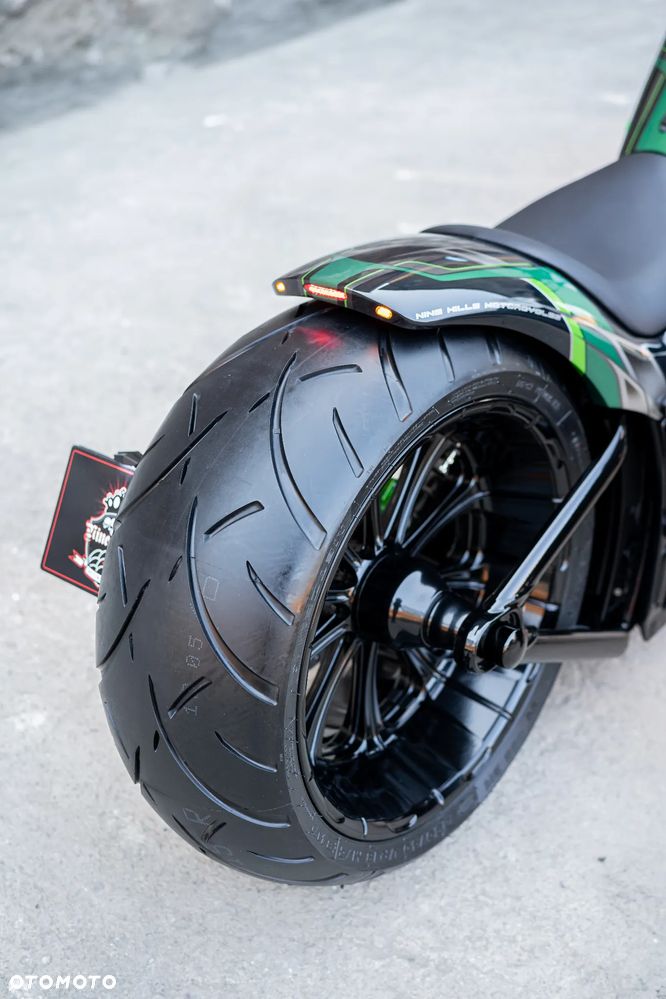 Harley-Davidson Softail Breakout - 31