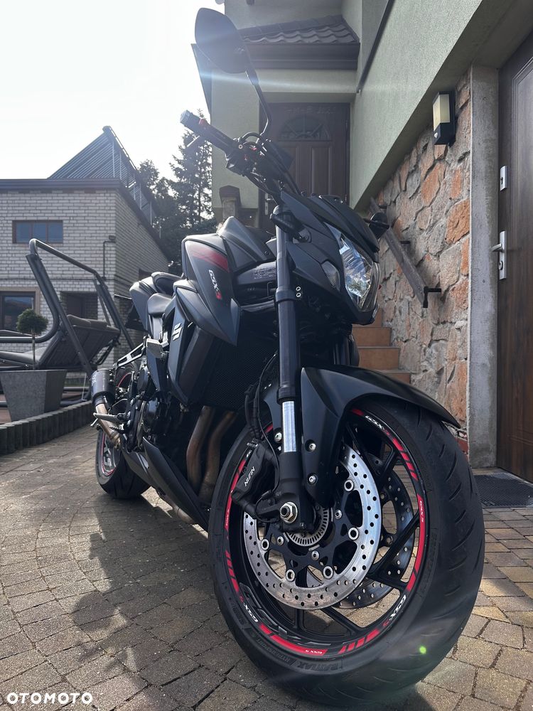 Suzuki GSX - 6