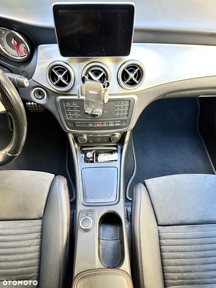 Mercedes-Benz CLA 200 7G-DCT AMG Line - 23