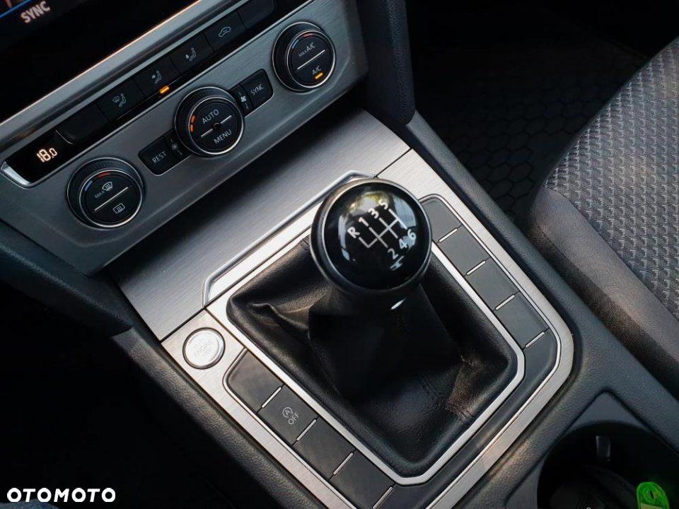 Volkswagen Passat - 25