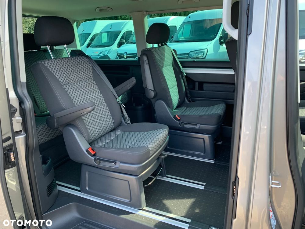 Volkswagen TRANSPORTER T6.1, DSG 4Motion, T6 4x4 plus reduktor napędów, Model BULLY MULTIVAN DELUX ORYGINAL, Światła LED, Fotele obracane kapitańskie, Dynamiczne zawieszenie komfortowe, 3 strefowa klimatyzacja, Felgi specjalne, Pakiet akustyczny, Stolik CAMPER - 25