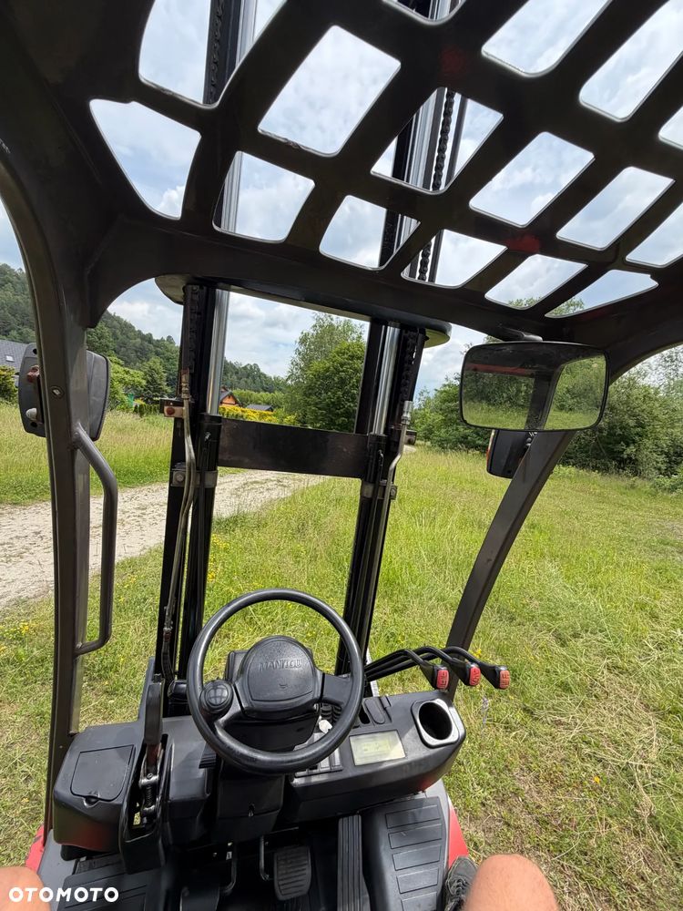 Manitou MI25D Wózek Widłowy 2,5 tony. Posuw Hydrauliczny. tylko 2500mtg. Maszt triplex. Wolny skok! Wysokość Podnoszenia 5 metrów. Jak nowy z Salonu. Pochodzi z Norweskiego Gospodarstwa! Aktualne przeglądy DEKRA i serwisy!  Silnik Yanmar. Małe gabarety bardzo zwrotna maszyna! Zero luzów wycieków i zniszczeń. OKAZJA. Pełny ORYGINAŁ! Rok Prod. 2014. Oświetlenie. OKAZJA - 30