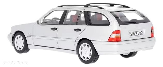 MERCEDES Model samochodu 1:18 W202 C200 Kombii wagon srebrny - 2