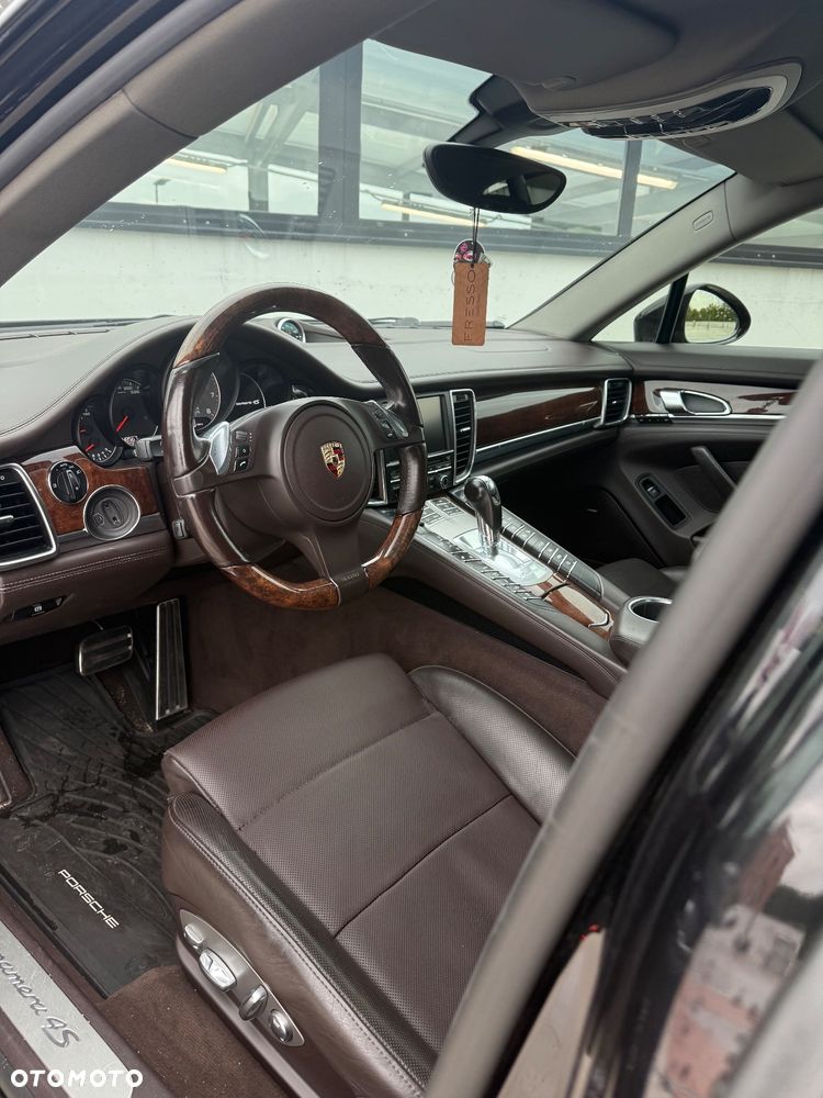 Porsche Panamera 4S - 25