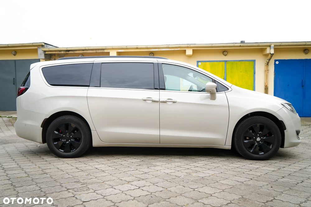 Chrysler Pacifica 2017 photo 2