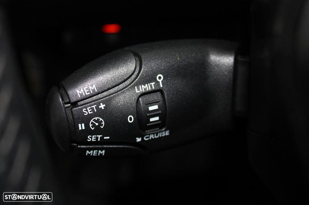 Peugeot e-2008 Allure - 19