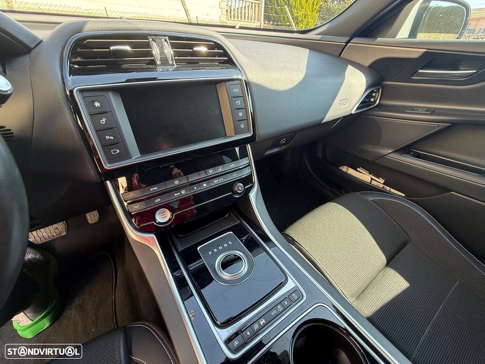 Jaguar XE 20d AWD Aut. R-Sport - 12