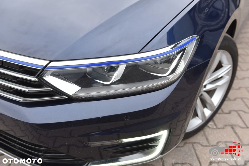 Volkswagen Passat - 12