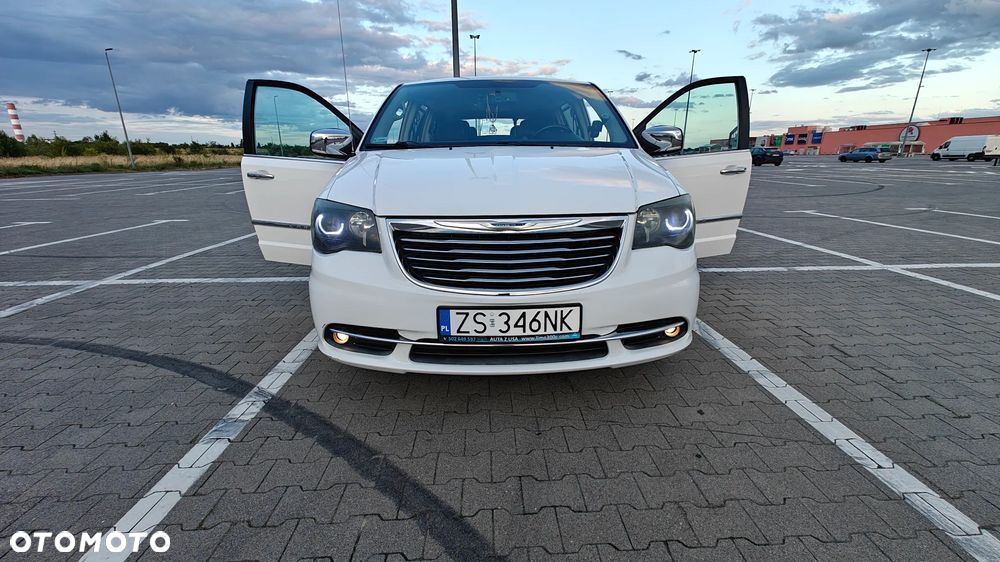 Chrysler Town & Country - 30