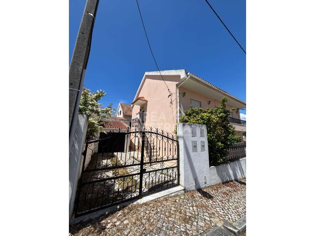 Vende-se Moradia Bi familiar T4 com Anexo e Garagem - Oportunidade ... - Grande imagem: 2/54