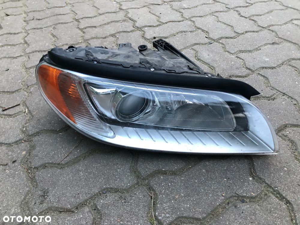VOLVO XC70 V70 S80 XENON LAMPA PRAWY PRZÓD 31283916 - 1