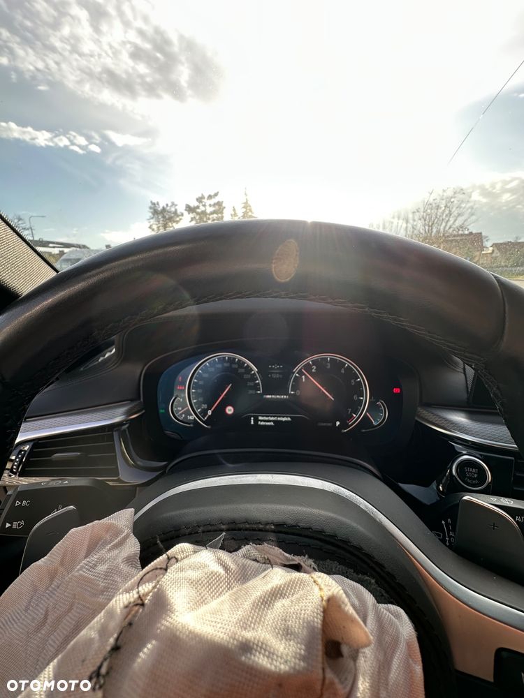 BMW Seria 5 M550i xDrive sport - 26