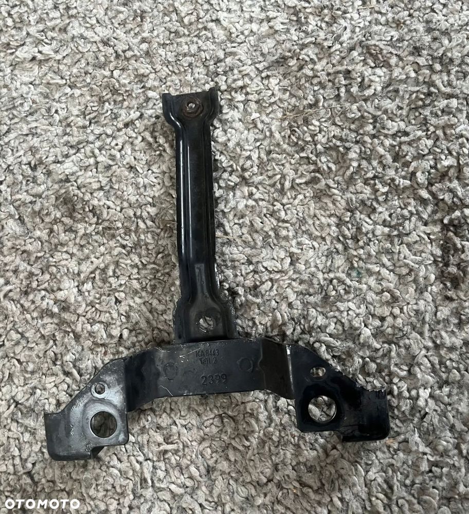 8V51-A16860-AA UCHWYT ZAMKA MASKI FORD FIESTA MK7 - 7