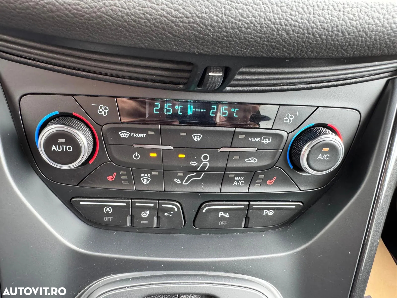 Ford Kuga 2.0 TDCi 4WD Powershift ST-Line - 32