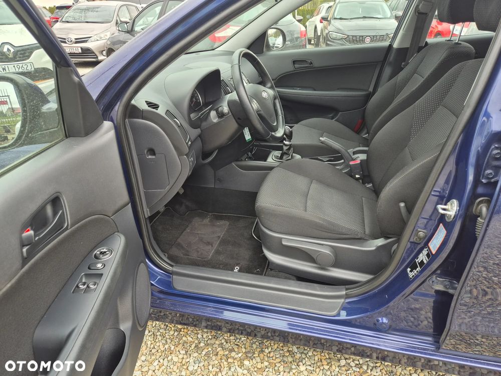 Hyundai i30 blue 1.4 - 8