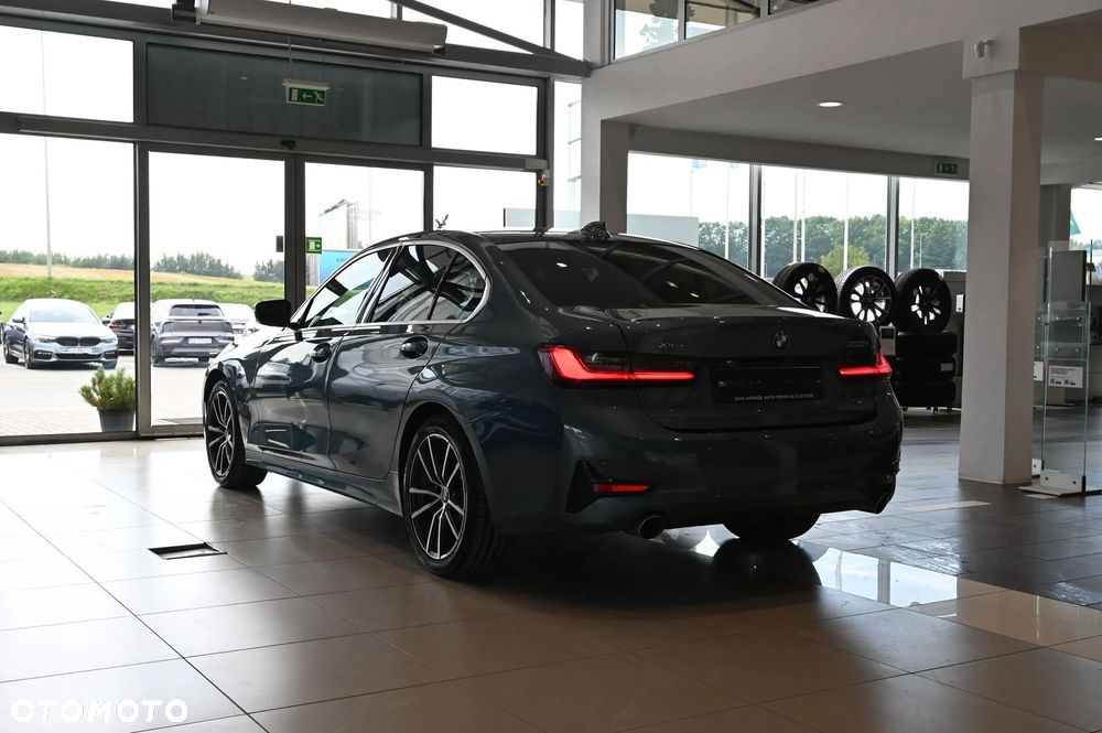 BMW Seria 3 330i xDrive Sport Line - 4