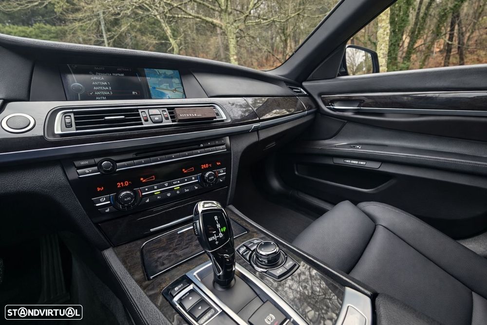 BMW 740 d Pack M - 12
