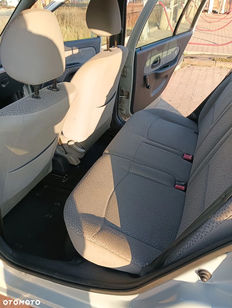 Renault Clio 1.2 16V Alize - 8