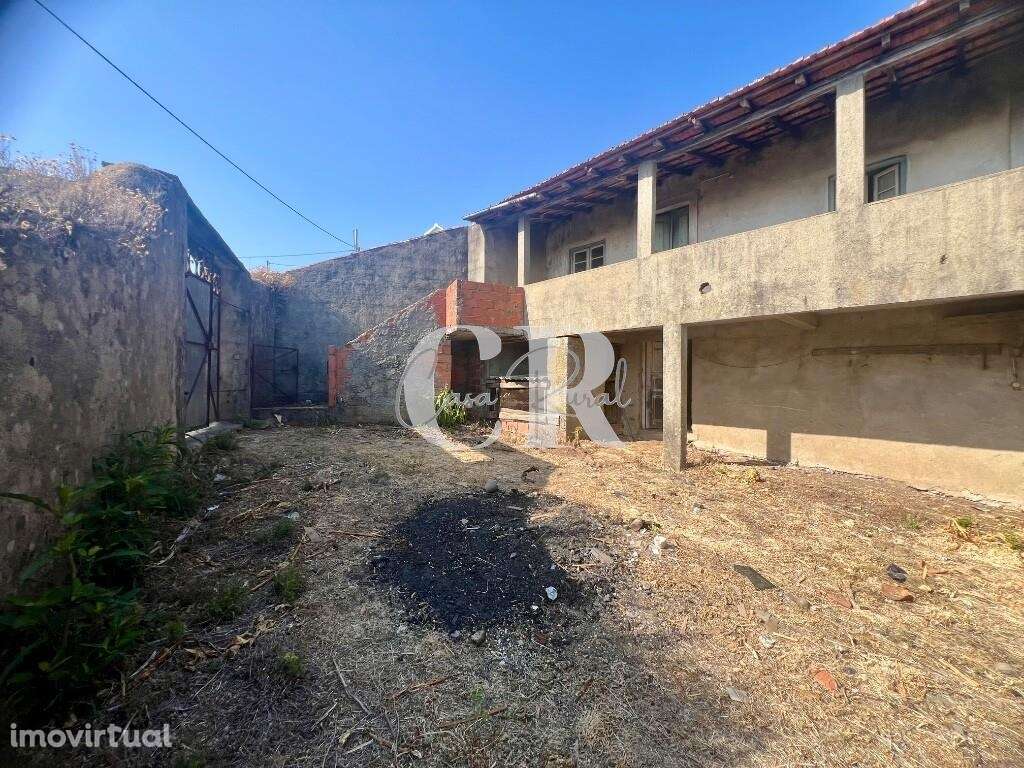 Moradia em pedra com terreno, repleta de potencial de transformação em - Grande imagem: 2/45