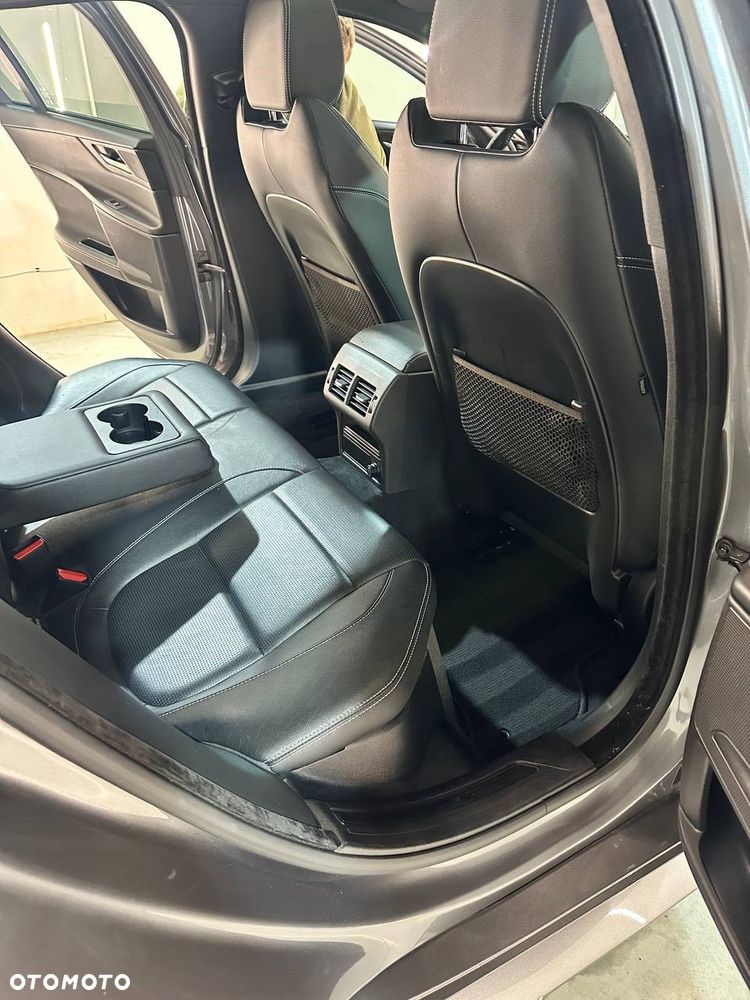 Jaguar XE 2.0 D AWD R-Sport - 10