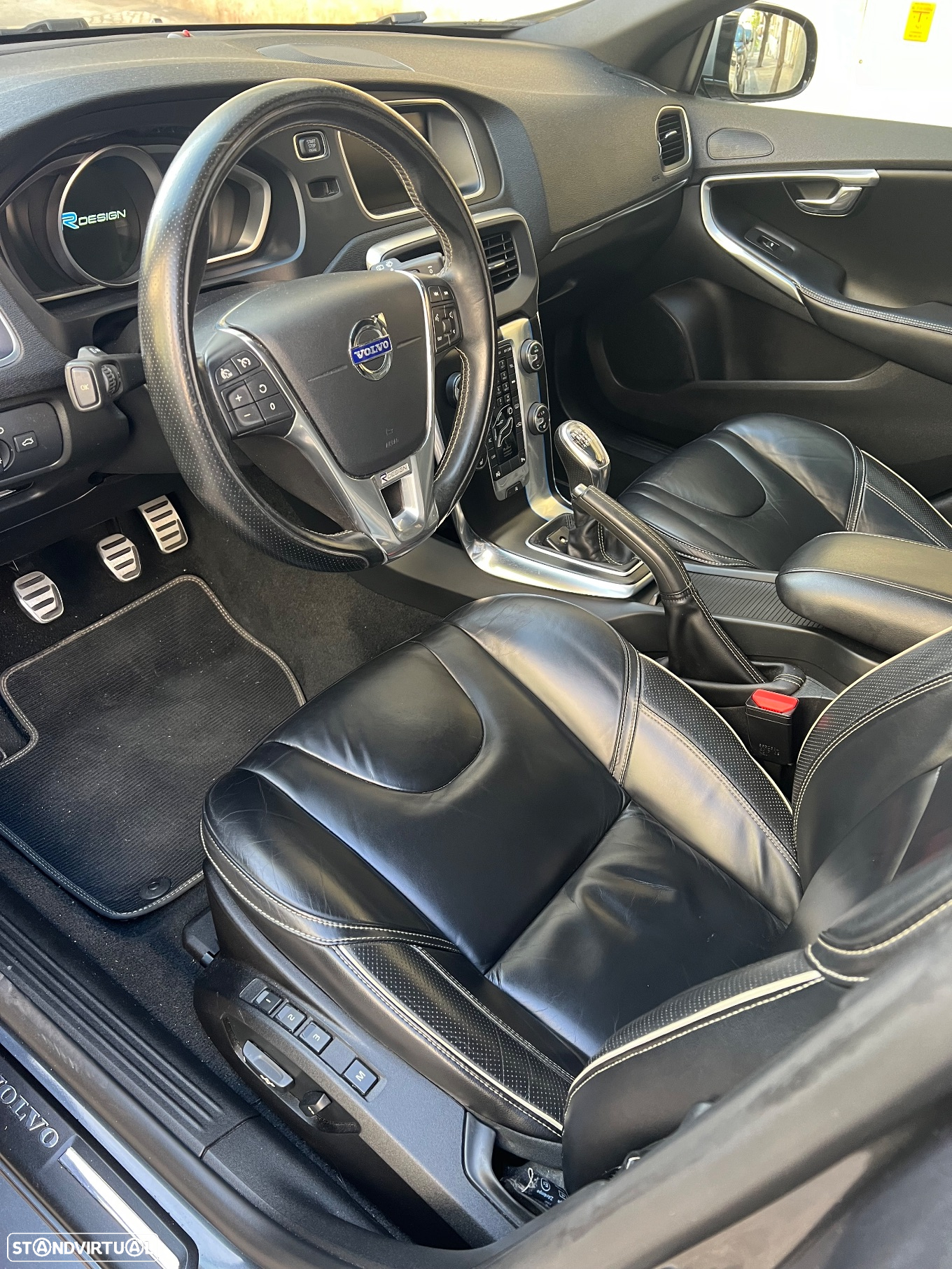 Volvo V40 D2 R Design - 4