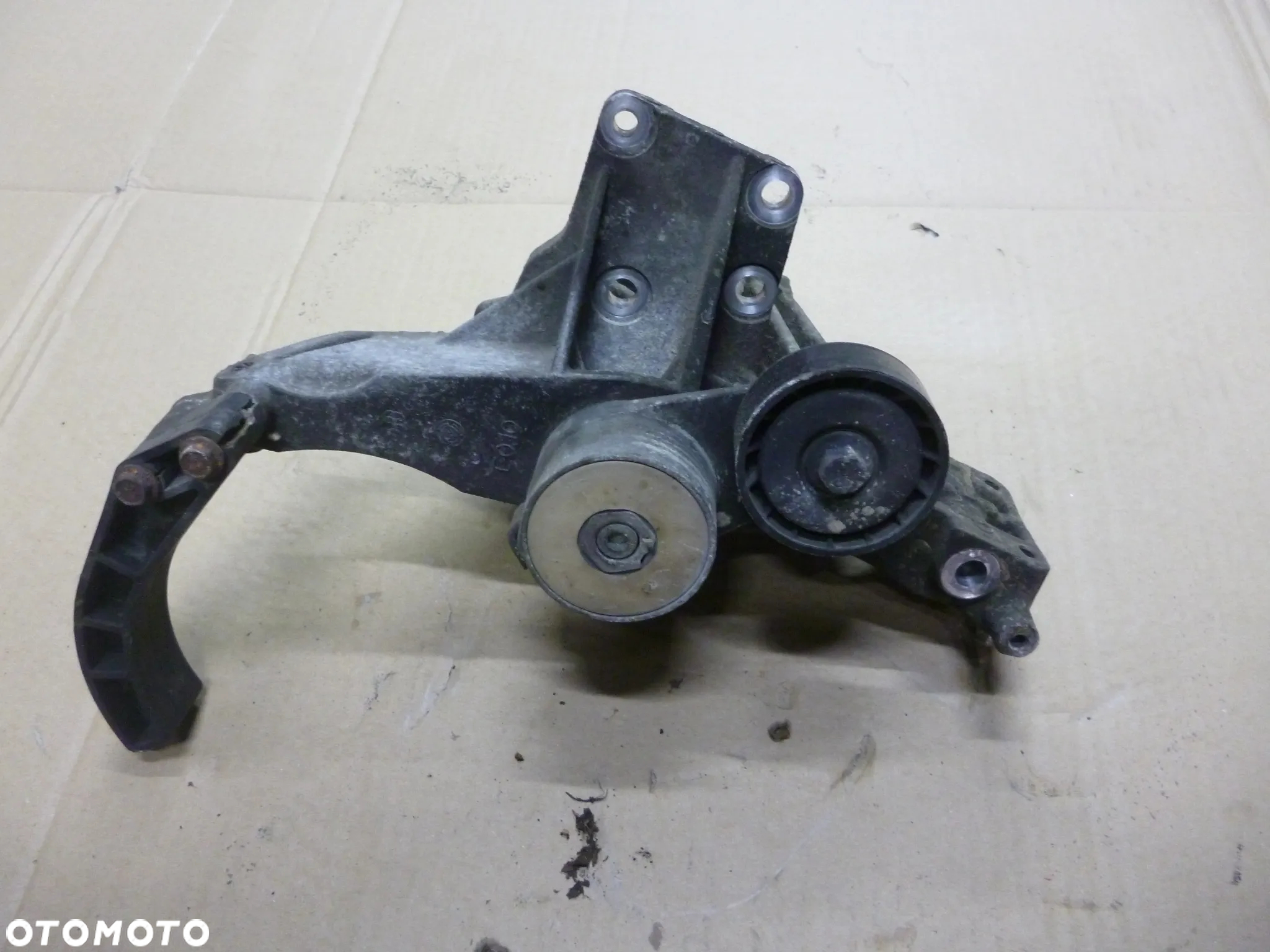 FIAT GRANDE PUNTO 1.4 16V ŁAPA ALTERNATORA - 2