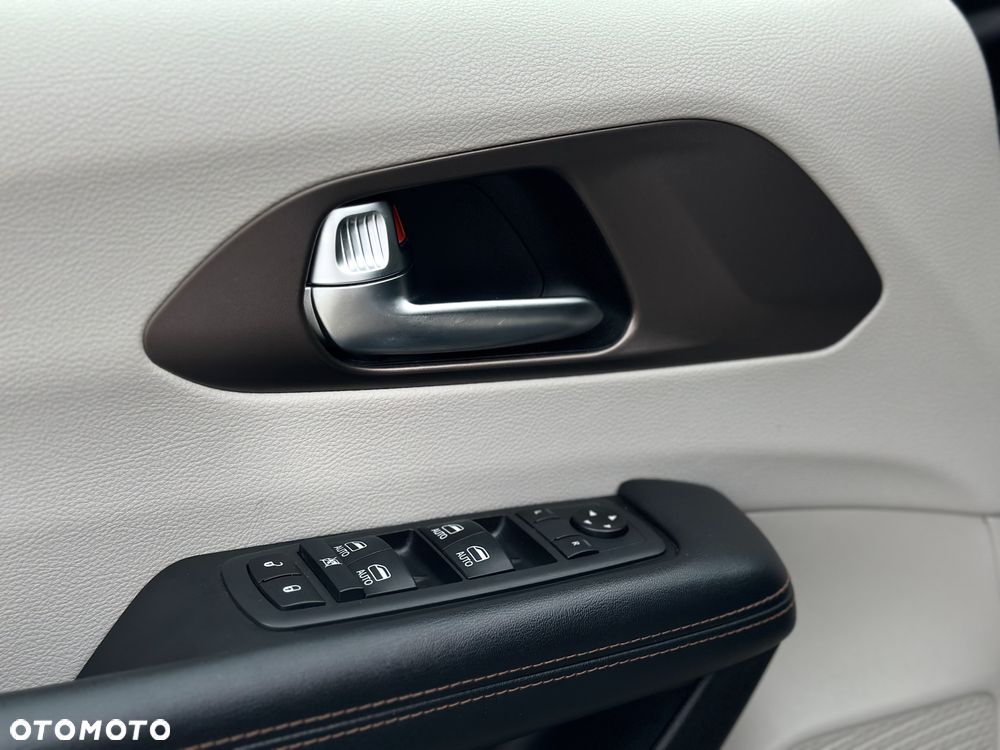 Chrysler Pacifica - 19