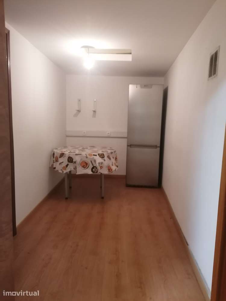 Sala para arrendamento com água, energia e internet incluída - Grande imagem: 3/3