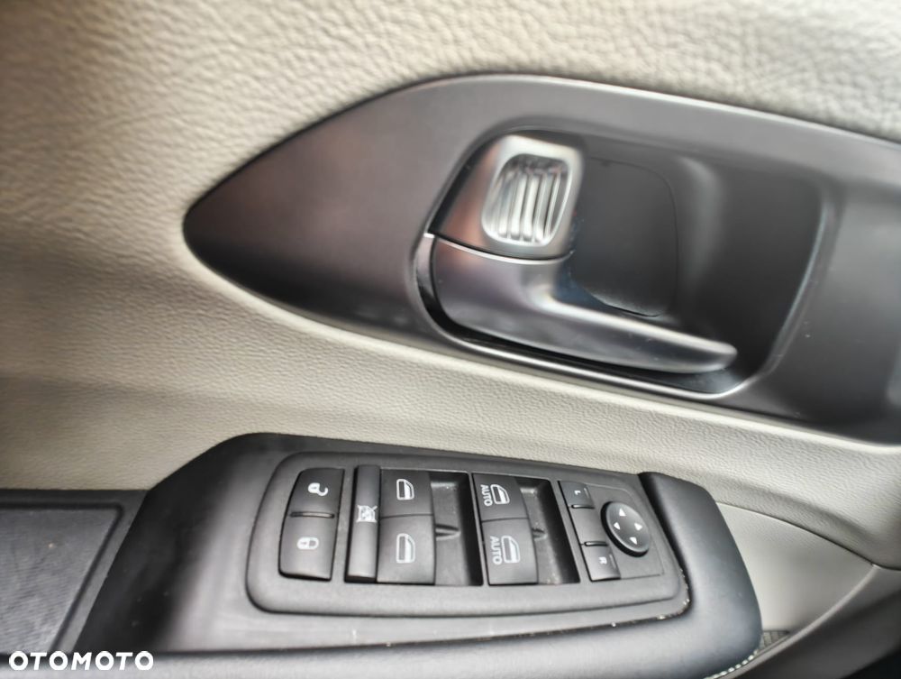 Chrysler Pacifica ver-2-5-hybrid-dynamic-force-executive-e--cvt - 14