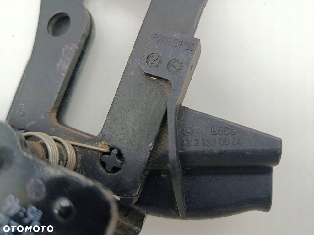 MERCEDES W212 ZAMEK MASKI A2128800064 - 3