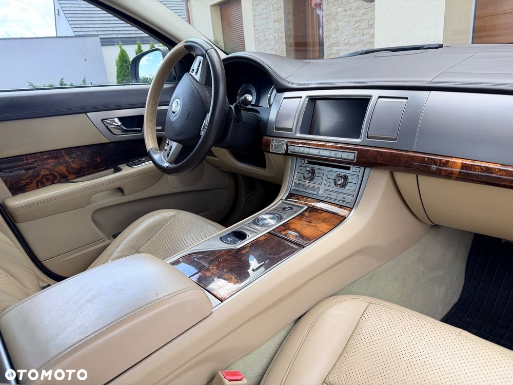 Jaguar XF 2.7 V6 Premium Luxury - 27