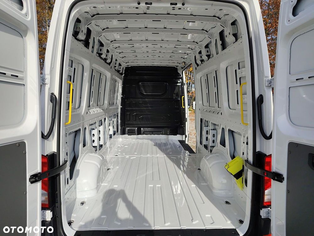 Volkswagen Crafter 35 Furgon z wysokim dachem silnik: 2,0 l EU6 SCR 177 KM, przedni 8-bieg.automatyczna, r.o : 4490 mm - 29