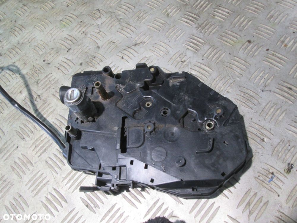 ZAMEK KLAPY BAGAZNIKA 7H0827426P VW CADDY III 2K 03-10 - 1