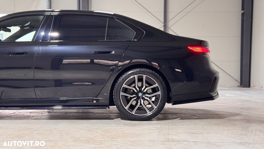 BMW Seria 7 740d xDrive MHEV - 32