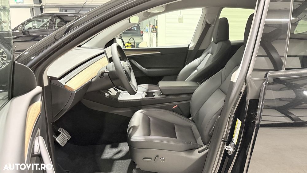 Tesla Model Y - 8