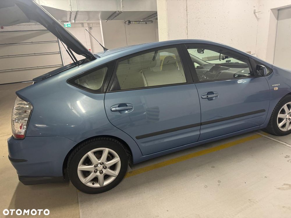 Toyota Prius - 4