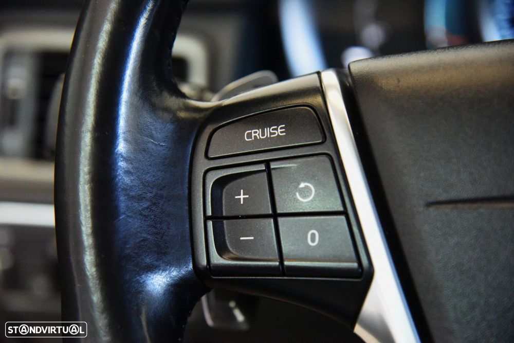 Volvo XC 70 2.0 D4 Momentum Geartronic - 16