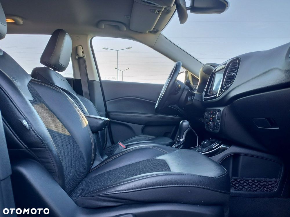 Jeep Compass - 32