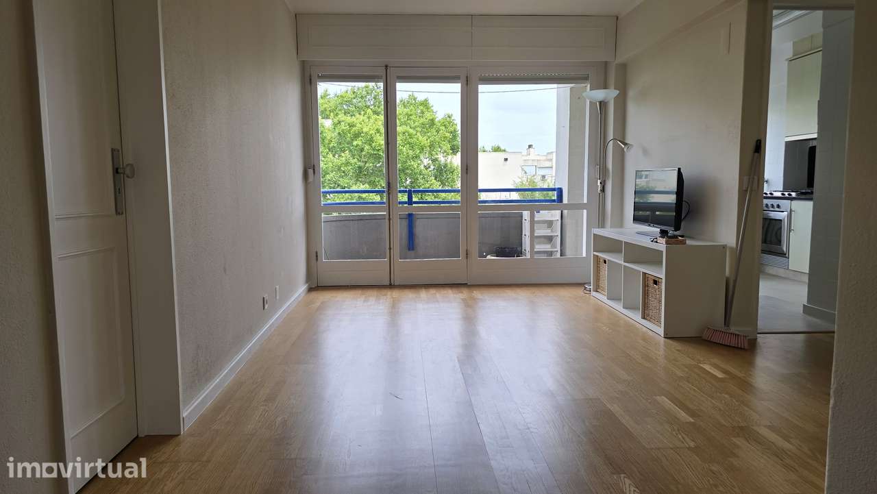 Apartamento T4 renovado e totalmente mobilado no centro de Telheiras - Grande imagem: 2/37