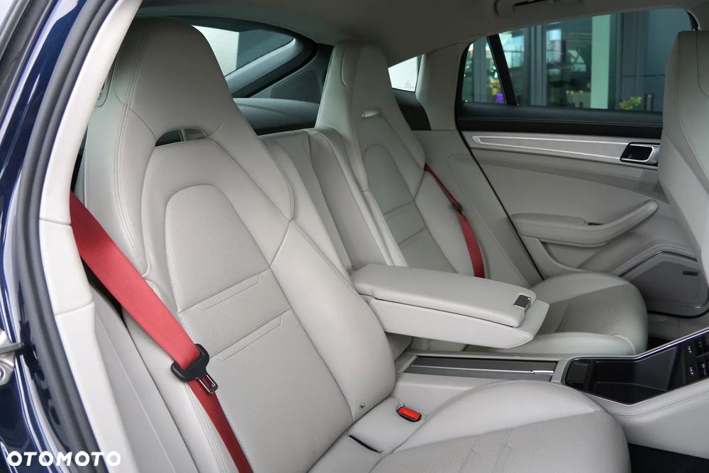 Porsche Panamera 4 - 24
