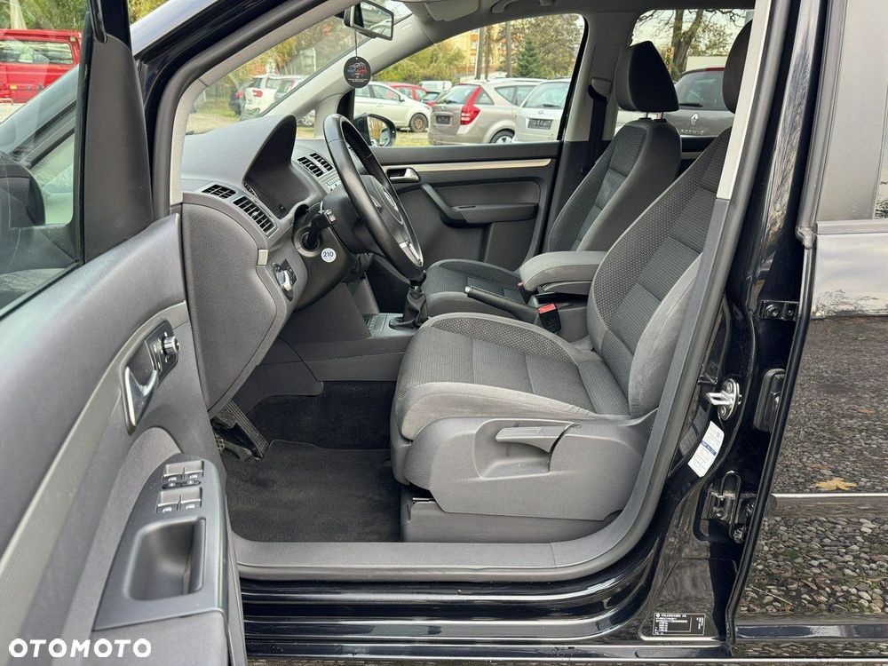 Volkswagen Touran - 21