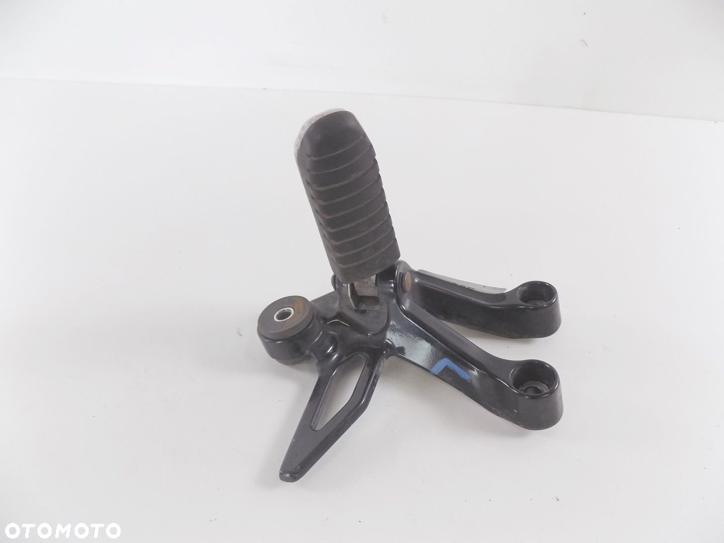 SUZUKI GW 250 INAZUMA SET PODNÓŻEK PASAŻERA LEWY - 1