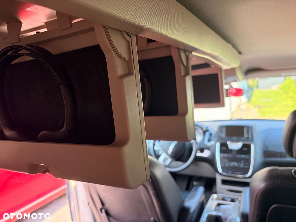 Chrysler Town & Country - 12