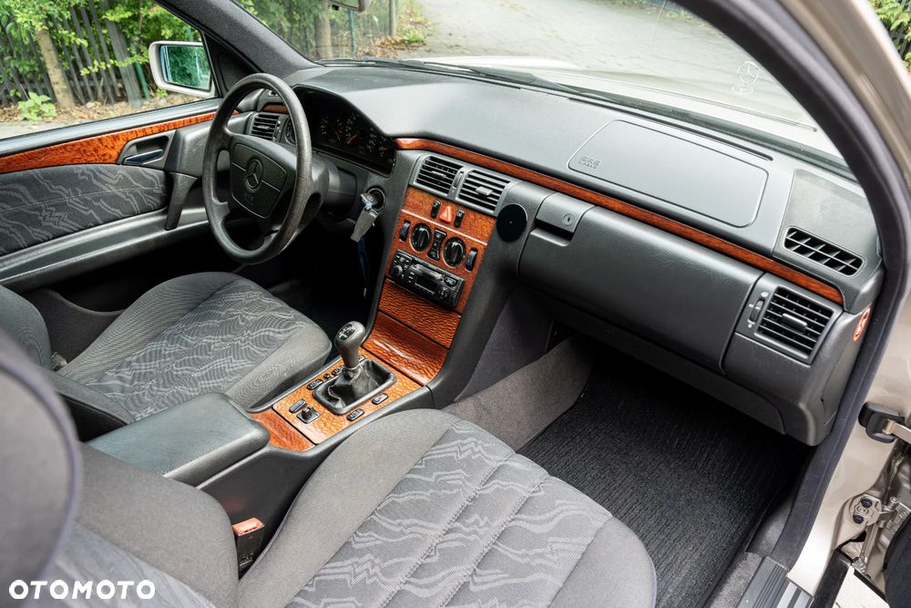 Mercedes-Benz Klasa E 200 - 26
