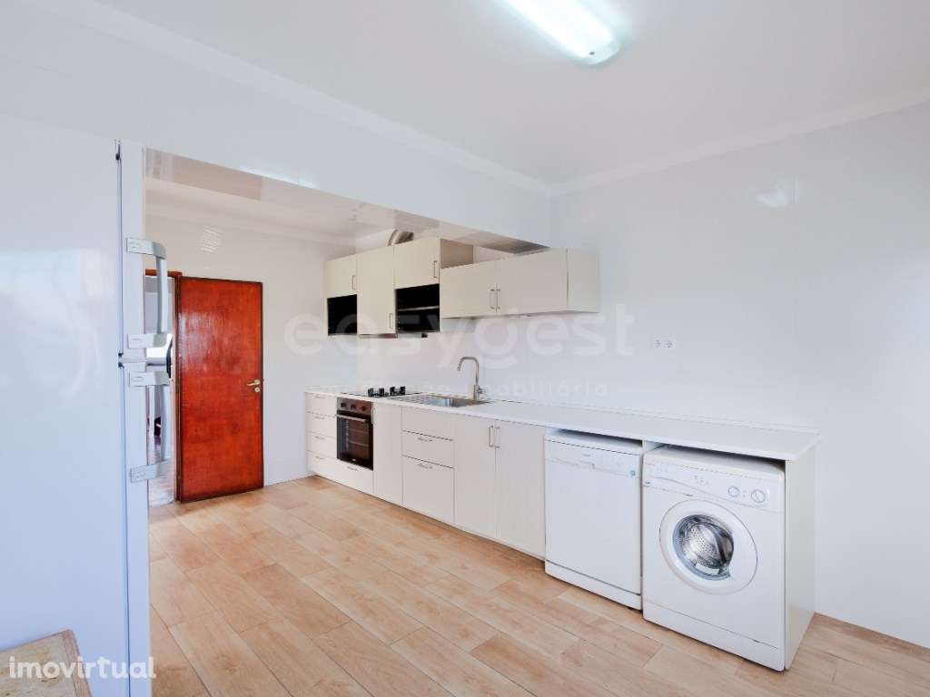 Moradia T3 renovada e equipada, com garagem em São Domingos Rana - Grande imagem: 3/50