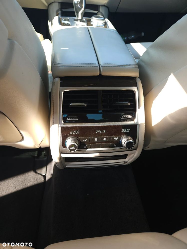 BMW Seria 7 750i xDrive - 20