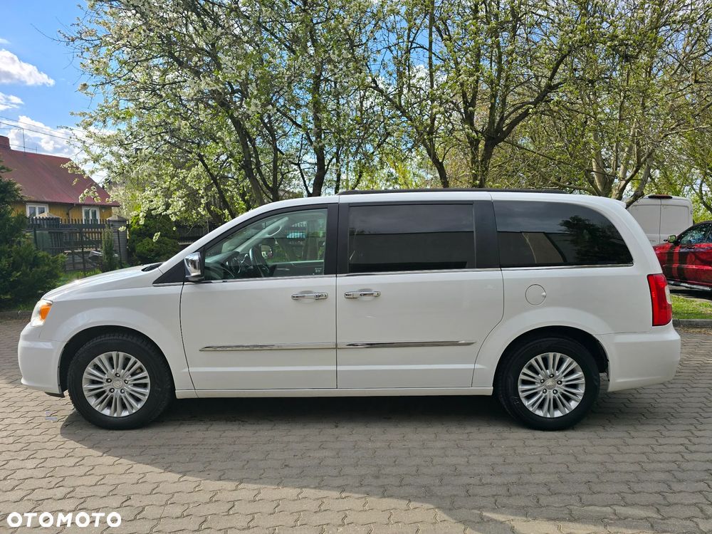 Chrysler Town & Country - 26