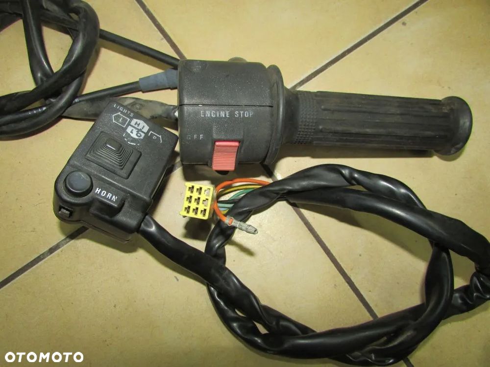 SUZUKI GN 250 przełączniki kierownicy - 1