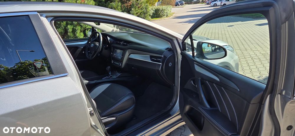 Toyota Avensis 1.8 Premium MS - 28